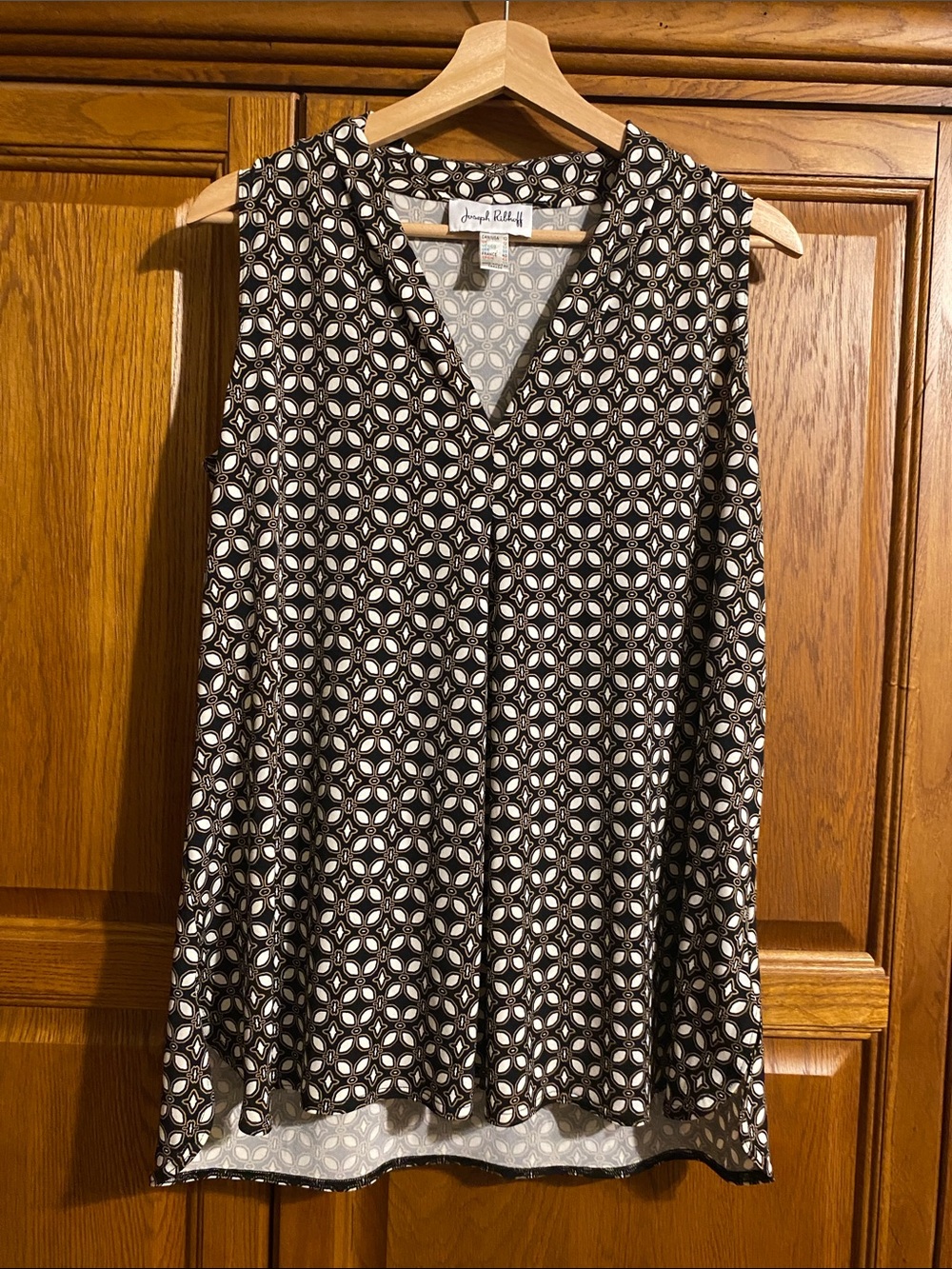 Joseph Ribkoff Black and White Geometric Sleeveless V‑Neck Top
